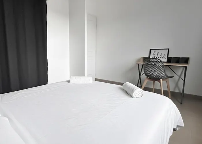 Maison Lumineuse Avec Terrasse En Plein Centre *