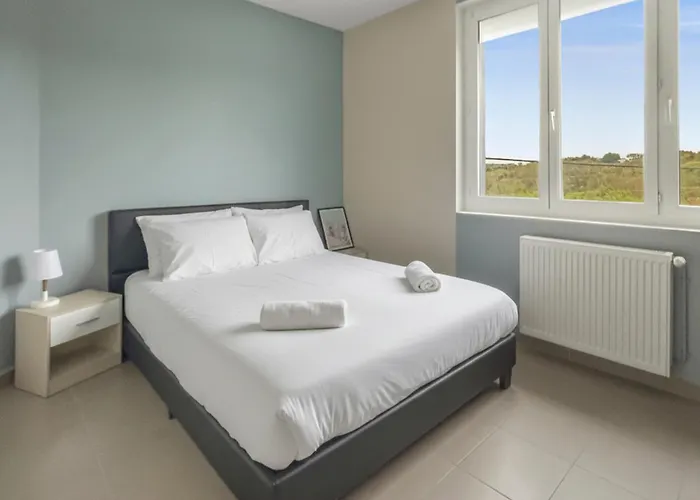 Maison Lumineuse Avec Terrasse En Plein Centre Angulema