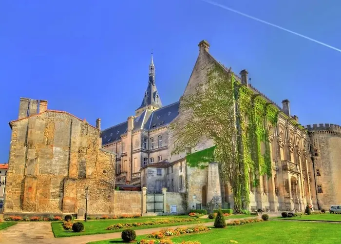 Maison Lumineuse Avec Terrasse En Plein Centre Angulema